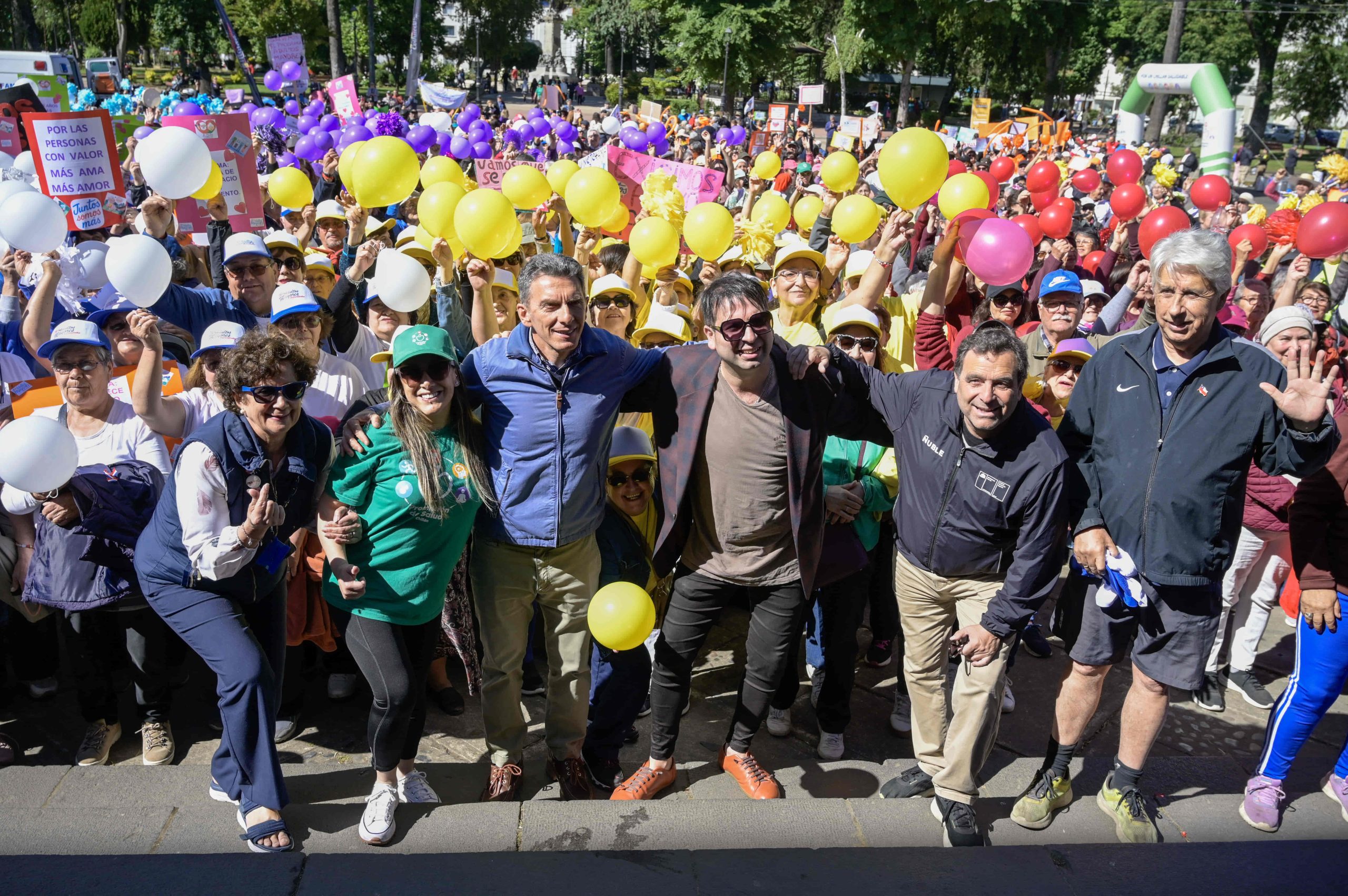 Alrededor de 1.500 personas mayores participaron de caminata por el envejecimiento activo en Chillán